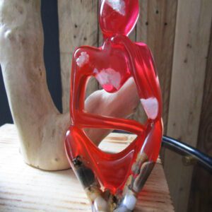 Penseur Feux du Ciel : Une Flamme de Pensée Céleste Laissez-vous inspirer par l'éclat de "Penseur Feux du Ciel", une sculpture lumineuse qui capture la beauté des cieux en fusion. Cette pièce unique, façonnée à la main, est une véritable ode à la puissance de la nature et à la profondeur de la pensée. Elle associe la chaleur de la résine rouge incandescente à la beauté brute des pierres naturelles et à la légèreté onirique des nuages en 3D. Un Design Céleste et Passionné, Inspiré des Phénomènes Naturels Chaque pierre est un fragment de la Terre, un témoin de la force des éléments. La résine rouge incandescente évoque les couleurs flamboyantes des couchers de soleil et des aurores boréales, tandis que les nuages en 3D semblent flotter dans un ciel de rêve. La silhouette du penseur, plongé dans ses réflexions, invite à la contemplation de l'immensité du ciel et à la puissance de la nature. Une Lumière Chaleureuse et Révélatrice, Créant une Ambiance Envoûtante La lumière naturelle révèle les nuances de la résine, les textures des pierres et la légèreté des nuages, créant un spectacle visuel captivant. Elle invite à la détente et à la méditation, transformant votre espace en un havre de paix céleste. Cette sculpture est idéale pour créer une ambiance propice à la réflexion et à l'émerveillement. Un Objet Décoratif Unique et Inspirant, Reflet de la Beauté Céleste "Penseur Feux du Ciel" est bien plus qu'une simple sculpture. C'est une œuvre d'art qui apporte une touche de magie et de passion à votre intérieur. Son design unique et ses matériaux naturels en font un objet décoratif qui ne manquera pas de susciter l'admiration. Caractéristiques Matériaux : Résine rouge incandescente, pierres naturelles, nuages en 3D faits main Fabrication : Artisanale, chaque pièce est unique Design : Céleste et passionné, s'inspire des phénomènes naturels Lumière : Chaleureuse et révélatrice, crée une ambiance envoûtante Conseils d'Entretien Pour préserver la beauté de votre sculpture, nous vous recommandons de la nettoyer délicatement avec un chiffon doux. Évitez l'exposition prolongée au soleil et aux sources de chaleur intense. Laissez-vous emporter par la magie de "Penseur Feux du Ciel". Cette sculpture est une invitation à la contemplation et à l'émerveillement, un véritable voyage au cœur des cieux embrasés.