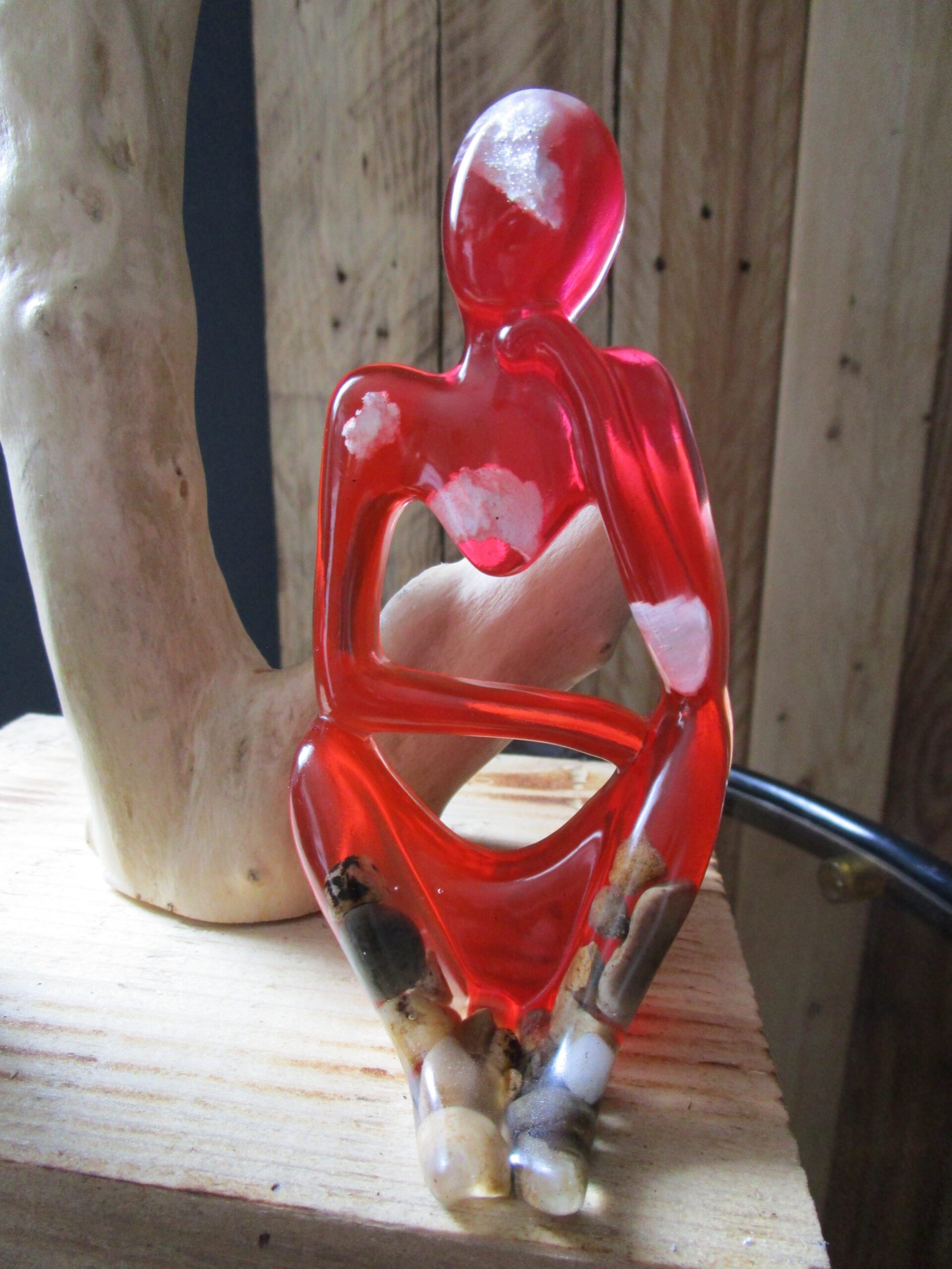Penseur Feux du Ciel : Une Flamme de Pensée Céleste Laissez-vous inspirer par l'éclat de "Penseur Feux du Ciel", une sculpture lumineuse qui capture la beauté des cieux en fusion. Cette pièce unique, façonnée à la main, est une véritable ode à la puissance de la nature et à la profondeur de la pensée. Elle associe la chaleur de la résine rouge incandescente à la beauté brute des pierres naturelles et à la légèreté onirique des nuages en 3D. Un Design Céleste et Passionné, Inspiré des Phénomènes Naturels Chaque pierre est un fragment de la Terre, un témoin de la force des éléments. La résine rouge incandescente évoque les couleurs flamboyantes des couchers de soleil et des aurores boréales, tandis que les nuages en 3D semblent flotter dans un ciel de rêve. La silhouette du penseur, plongé dans ses réflexions, invite à la contemplation de l'immensité du ciel et à la puissance de la nature. Une Lumière Chaleureuse et Révélatrice, Créant une Ambiance Envoûtante La lumière naturelle révèle les nuances de la résine, les textures des pierres et la légèreté des nuages, créant un spectacle visuel captivant. Elle invite à la détente et à la méditation, transformant votre espace en un havre de paix céleste. Cette sculpture est idéale pour créer une ambiance propice à la réflexion et à l'émerveillement. Un Objet Décoratif Unique et Inspirant, Reflet de la Beauté Céleste "Penseur Feux du Ciel" est bien plus qu'une simple sculpture. C'est une œuvre d'art qui apporte une touche de magie et de passion à votre intérieur. Son design unique et ses matériaux naturels en font un objet décoratif qui ne manquera pas de susciter l'admiration. Caractéristiques Matériaux : Résine rouge incandescente, pierres naturelles, nuages en 3D faits main Fabrication : Artisanale, chaque pièce est unique Design : Céleste et passionné, s'inspire des phénomènes naturels Lumière : Chaleureuse et révélatrice, crée une ambiance envoûtante Conseils d'Entretien Pour préserver la beauté de votre sculpture, nous vous recommandons de la nettoyer délicatement avec un chiffon doux. Évitez l'exposition prolongée au soleil et aux sources de chaleur intense. Laissez-vous emporter par la magie de "Penseur Feux du Ciel". Cette sculpture est une invitation à la contemplation et à l'émerveillement, un véritable voyage au cœur des cieux embrasés.