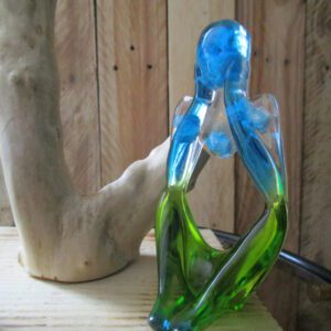 Penseur Inversé : Une Vision Céleste et Ludique Plongez dans un monde de rêverie et de légèreté avec notre sculpture "Penseur Inversé". Cette pièce unique, façonnée à la main, est une véritable invitation à l'évasion et à la contemplation. Elle allie la transparence de la résine aux couleurs azurées à la douceur des nuages en 3D, créant un effet visuel saisissant. Un Design Onirique et Amusant Chaque nuage est une invitation à l'imagination, une invitation à voir le monde sous un angle différent. La résine aux couleurs azurées évoque la clarté du ciel, tandis que les nuages en 3D semblent flotter dans un rêve éveillé. La silhouette inversée du penseur apporte une touche d'originalité et d'humour, invitant à la réflexion ludique. Une Lumière Douce et Apaisante La lumière naturelle met en valeur les détails de la sculpture, créant une atmosphère relaxante et sereine. Elle invite à la contemplation et à la rêverie, transformant votre espace en un havre de paix céleste. Cette sculpture est idéale pour créer une ambiance propice à la détente et à l'émerveillement. Un Objet Décoratif Unique et Original "Penseur Inversé" est bien plus qu'une simple sculpture. C'est une œuvre d'art qui apporte une touche de fantaisie et de poésie à votre intérieur. Son design unique et ses nuages en 3D en font un objet décoratif qui ne manquera pas de susciter la curiosité et l'admiration. Caractéristiques Matériaux : Résine aux couleurs azurées, nuages en 3D faits main Fabrication : Artisanale, chaque pièce est unique Design : Onirique et amusant, s'adapte à tous les styles d'intérieur Lumière : Douce et apaisante, crée une ambiance de rêverie Conseils d'Entretien Pour préserver la beauté de votre sculpture, nous vous recommandons de la nettoyer délicatement avec un chiffon doux. Évitez l'exposition prolongée au soleil et aux sources de chaleur intense. Laissez-vous emporter par la magie de "Penseur Inversé". Cette sculpture est une invitation à la rêverie et à la contemplation, un véritable voyage dans les nuages, où l'imagination n'a pas de limites.
