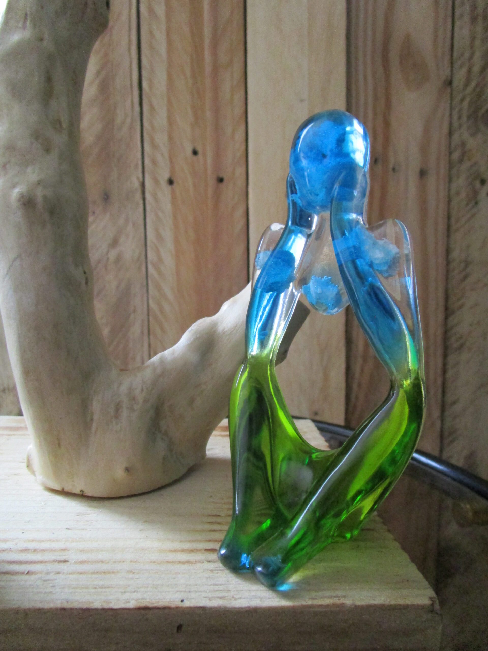 Penseur Inversé : Une Vision Céleste et Ludique Plongez dans un monde de rêverie et de légèreté avec notre sculpture "Penseur Inversé". Cette pièce unique, façonnée à la main, est une véritable invitation à l'évasion et à la contemplation. Elle allie la transparence de la résine aux couleurs azurées à la douceur des nuages en 3D, créant un effet visuel saisissant. Un Design Onirique et Amusant Chaque nuage est une invitation à l'imagination, une invitation à voir le monde sous un angle différent. La résine aux couleurs azurées évoque la clarté du ciel, tandis que les nuages en 3D semblent flotter dans un rêve éveillé. La silhouette inversée du penseur apporte une touche d'originalité et d'humour, invitant à la réflexion ludique. Une Lumière Douce et Apaisante La lumière naturelle met en valeur les détails de la sculpture, créant une atmosphère relaxante et sereine. Elle invite à la contemplation et à la rêverie, transformant votre espace en un havre de paix céleste. Cette sculpture est idéale pour créer une ambiance propice à la détente et à l'émerveillement. Un Objet Décoratif Unique et Original "Penseur Inversé" est bien plus qu'une simple sculpture. C'est une œuvre d'art qui apporte une touche de fantaisie et de poésie à votre intérieur. Son design unique et ses nuages en 3D en font un objet décoratif qui ne manquera pas de susciter la curiosité et l'admiration. Caractéristiques Matériaux : Résine aux couleurs azurées, nuages en 3D faits main Fabrication : Artisanale, chaque pièce est unique Design : Onirique et amusant, s'adapte à tous les styles d'intérieur Lumière : Douce et apaisante, crée une ambiance de rêverie Conseils d'Entretien Pour préserver la beauté de votre sculpture, nous vous recommandons de la nettoyer délicatement avec un chiffon doux. Évitez l'exposition prolongée au soleil et aux sources de chaleur intense. Laissez-vous emporter par la magie de "Penseur Inversé". Cette sculpture est une invitation à la rêverie et à la contemplation, un véritable voyage dans les nuages, où l'imagination n'a pas de limites.