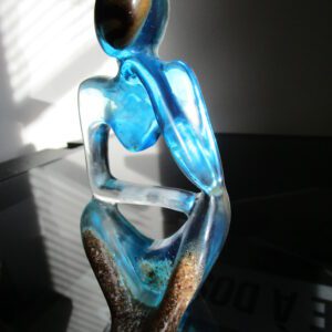 Penseur des Caraïbes Une Ode Lumineuse à l'Évasion Laissez-vous bercer par la douceur des vagues avec notre sculpture "Penseur des Caraïbes". Cette pièce unique, façonnée à la main, est une véritable invitation au voyage. Elle associe la transparence de la résine bleu lagon à la texture du sable et à la beauté brute d'une pierre naturelle, évoquant les paysages des Caraïbes. Un Design Marin et Contemplatif, Inspiré des Paysages Caribéens Chaque grain de sable est un souvenir de plages ensoleillées, une invitation à la détente. La résine bleu lagon évoque la clarté des eaux cristallines, tandis que la pierre naturelle ajoute une dimension authentique et brute. La silhouette du penseur, plongé dans ses réflexions, invite à la méditation face à l'immensité de l'océan. Une Lumière Douce et Révélatrice, Créant une Ambiance Apaisante La lumière naturelle met en valeur les détails de la sculpture, créant une atmosphère relaxante et sereine. Elle invite à la contemplation et à l'évasion, transformant votre espace en un havre de paix caribéen. Cette sculpture est idéale pour créer une ambiance propice à la détente et à la rêverie. Un Objet Décoratif Unique et Inspirant, Reflet de la Beauté Caribéenne "Penseur des Caraïbes" est bien plus qu'une simple sculpture. C'est une fenêtre ouverte sur un monde de beauté et de sérénité, une source d'inspiration au quotidien. Son design unique et ses matériaux naturels en font un objet décoratif qui ne manquera pas de susciter l'admiration. Caractéristiques Matériaux : Résine bleu lagon, sable, pierre naturelle Fabrication : Artisanale, chaque pièce est unique Design : Marin et contemplatif, s'inspire des paysages caribéens Lumière : Douce et révélatrice, crée une ambiance de sérénité Conseils d'Entretien Pour préserver la beauté de votre sculpture, nous vous recommandons de la nettoyer délicatement avec un chiffon doux. Évitez l'exposition prolongée au soleil et aux sources de chaleur intense. Laissez-vous emporter par la magie de "Penseur des Caraïbes". Cette sculpture est une invitation à la contemplation et à l'évasion, un véritable voyage vers les paysages enchanteurs des Caraïbes.