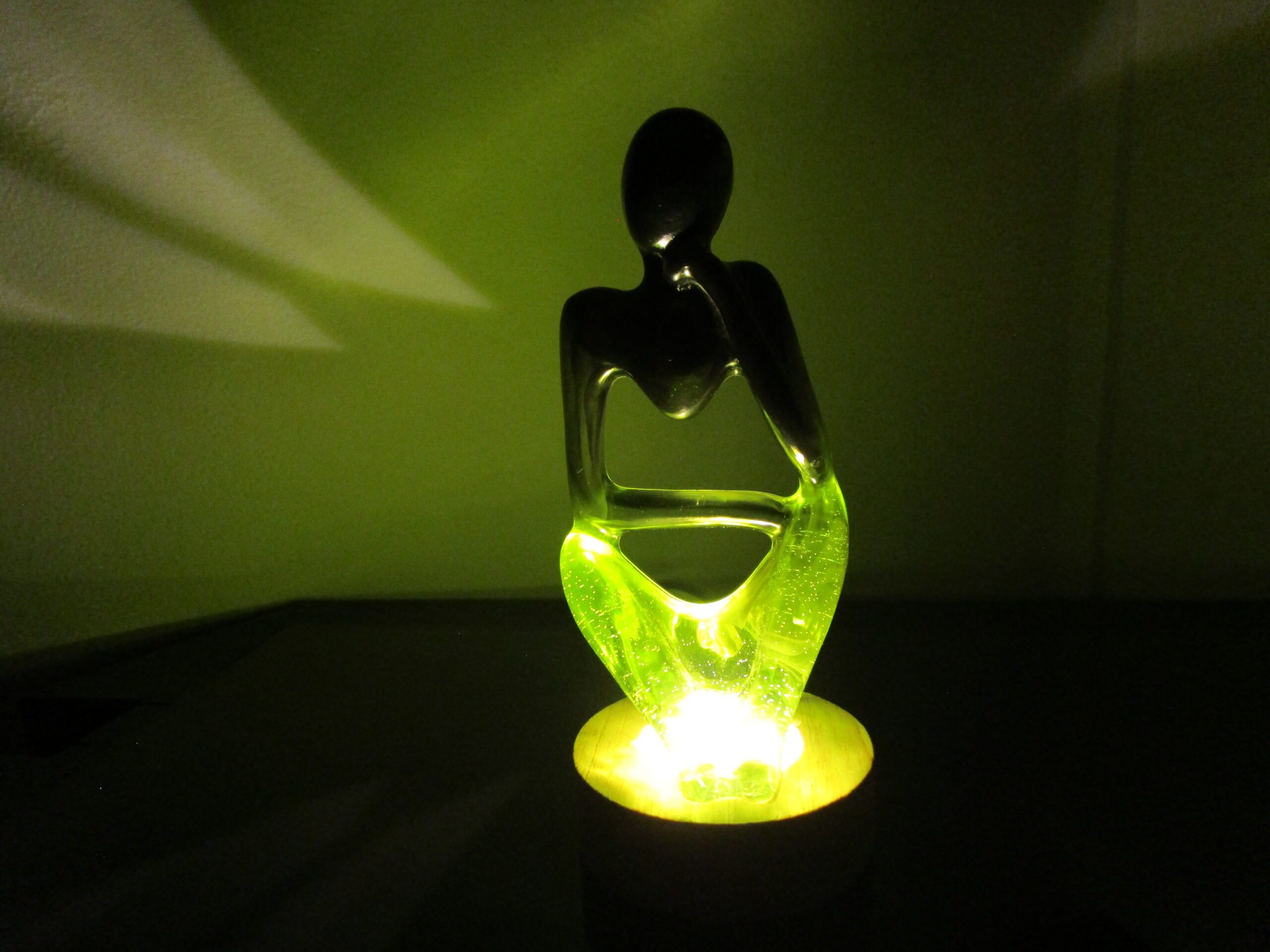 Penseur Songe : Une Fenêtre sur l'Imaginaire Laissez-vous transporter dans un monde de rêves et de contemplation avec notre sculpture "Penseur Songe". Cette pièce unique, façonnée à la main, est une véritable invitation à l'évasion. Elle allie l'élégance de la résine vert forêt et noire à la douce lumière d'un socle en bois, créant une atmosphère magique et apaisante. Un Design Onirique et Inspirant Chaque détail de cette sculpture a été pensé pour stimuler l'imagination. La résine vert forêt et noire, avec ses nuances subtiles, évoque les profondeurs de la pensée. La silhouette du penseur, plongé dans ses réflexions, invite à la méditation. Le socle en bois lumineux ajoute une dimension onirique, comme si la sculpture flottait dans un monde de rêves. Une Lumière Douce et Apaisante La lumière émanant du socle crée une ambiance douce et apaisante, propice à la relaxation et à la rêverie. Elle met en valeur les formes de la sculpture et crée un jeu de lumière fascinant. Cette sculpture est idéale pour créer un espace de détente et de réflexion, un refuge pour l'esprit. Un Objet Décoratif Unique et Original "Penseur Songe" est bien plus qu'une simple sculpture. C'est une véritable œuvre d'art qui apporte une touche d'originalité et de poésie à votre intérieur. Son design unique et sa lumière apaisante en font un objet décoratif qui ne manquera pas de susciter l'admiration. Caractéristiques Matériaux : Résine vert forêt et noire, bois lumineux Fabrication : Artisanale, chaque pièce est unique Design : Onirique et inspirant, s'adapte à tous les styles d'intérieur Lumière : Douce et apaisante, crée une ambiance de rêverie Conseils d'Entretien Pour préserver la beauté de votre sculpture, nous vous recommandons de la nettoyer délicatement avec un chiffon doux. Évitez l'exposition prolongée au soleil et aux sources de chaleur intense. Laissez-vous emporter par la magie de "Penseur Songe". Cette sculpture est une invitation à la rêverie et à la contemplation, un véritable voyage intérieur.