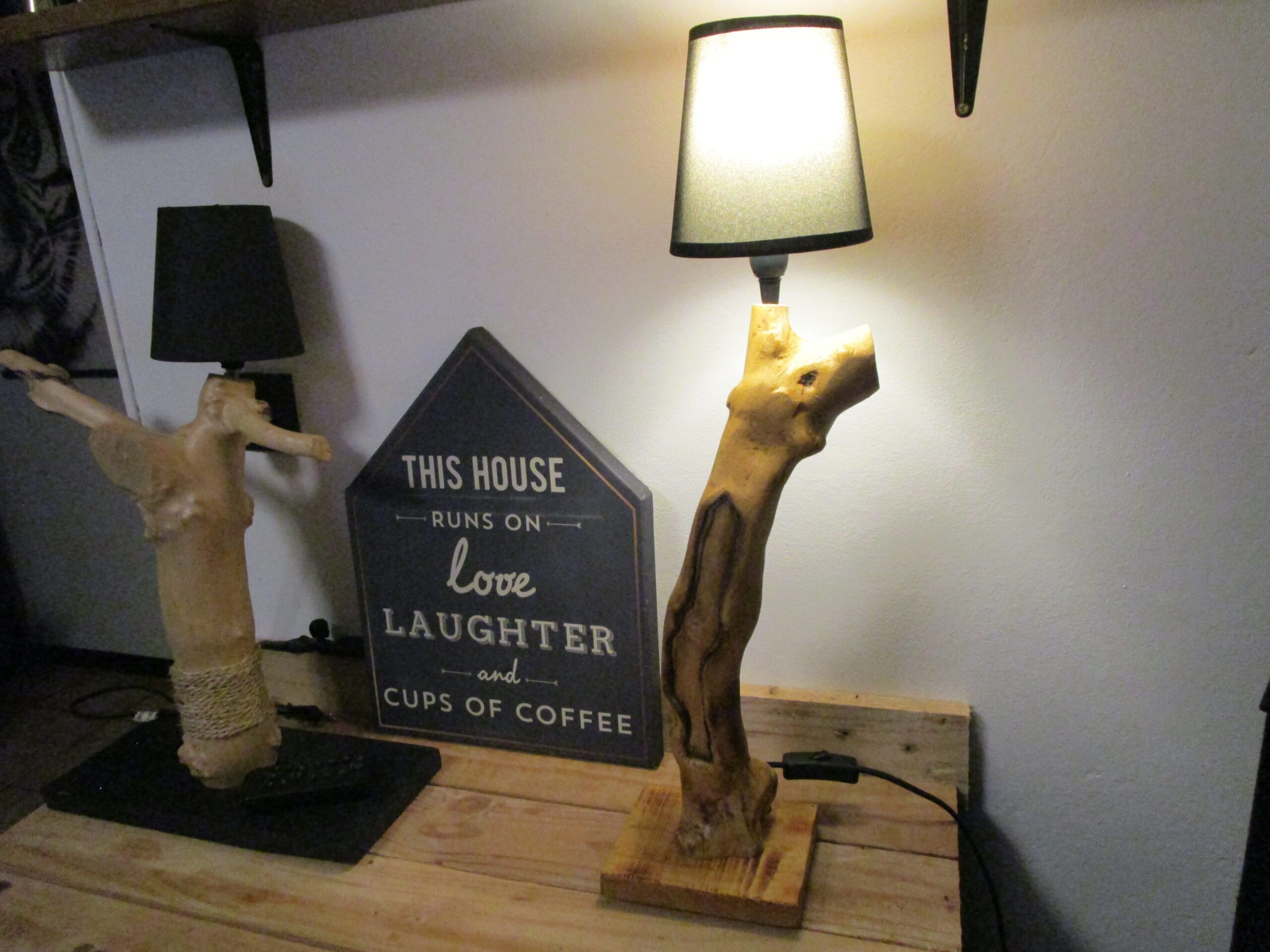 Lampe de Gaïa "Découvrez cette lampe à poser unique, une véritable œuvre d'art naturelle. Son pied est constitué d'une branche de bois brut, soigneusement sélectionnée pour ses formes organiques et ses veines apparentes. Afin de préserver son authenticité et son caractère naturel, le bois n'a pas été percé. Le fil électrique a été discrètement intégré le long de la branche, respectant ainsi son intégrité.