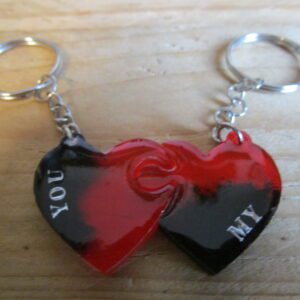Cœurs connectés "Portez un message d'amour avec ce porte-clés unique. Deux cœurs, l'un portant l'inscription "YOU" et l'autre "MY", s'assemblent parfaitement. Un symbole fort de votre connexion, à partager avec votre moitié."