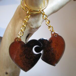 Cœur l'amour en Écho "Deux cœurs, un seul amour. Ce porte-clés est un symbole fort de votre relation. Chaque cœur, réalisé avec soin, est unique et porteur d'émotions. Un cadeau inoubliable pour votre partenaire."