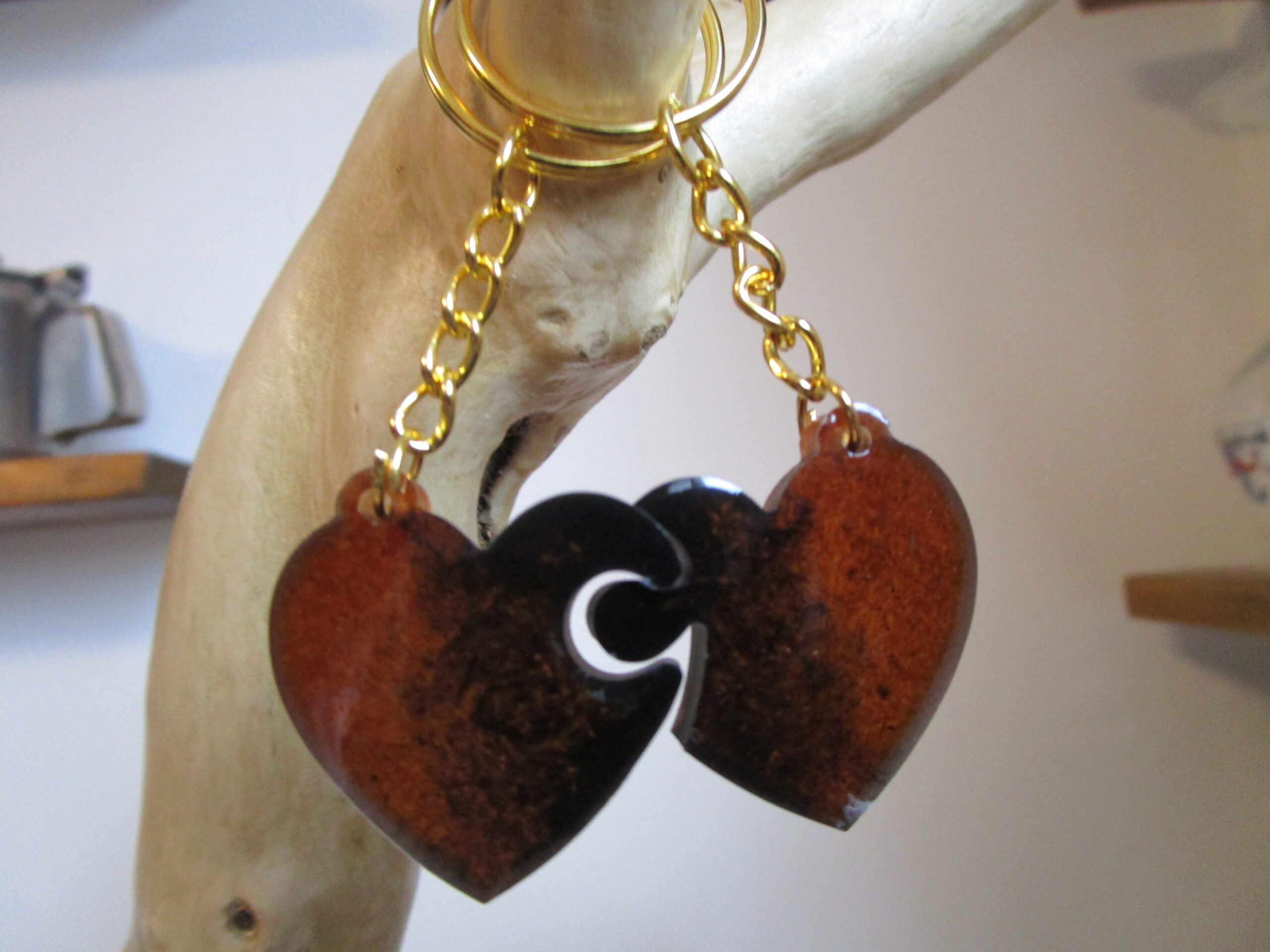 Cœur l'amour en Écho "Deux cœurs, un seul amour. Ce porte-clés est un symbole fort de votre relation. Chaque cœur, réalisé avec soin, est unique et porteur d'émotions. Un cadeau inoubliable pour votre partenaire."