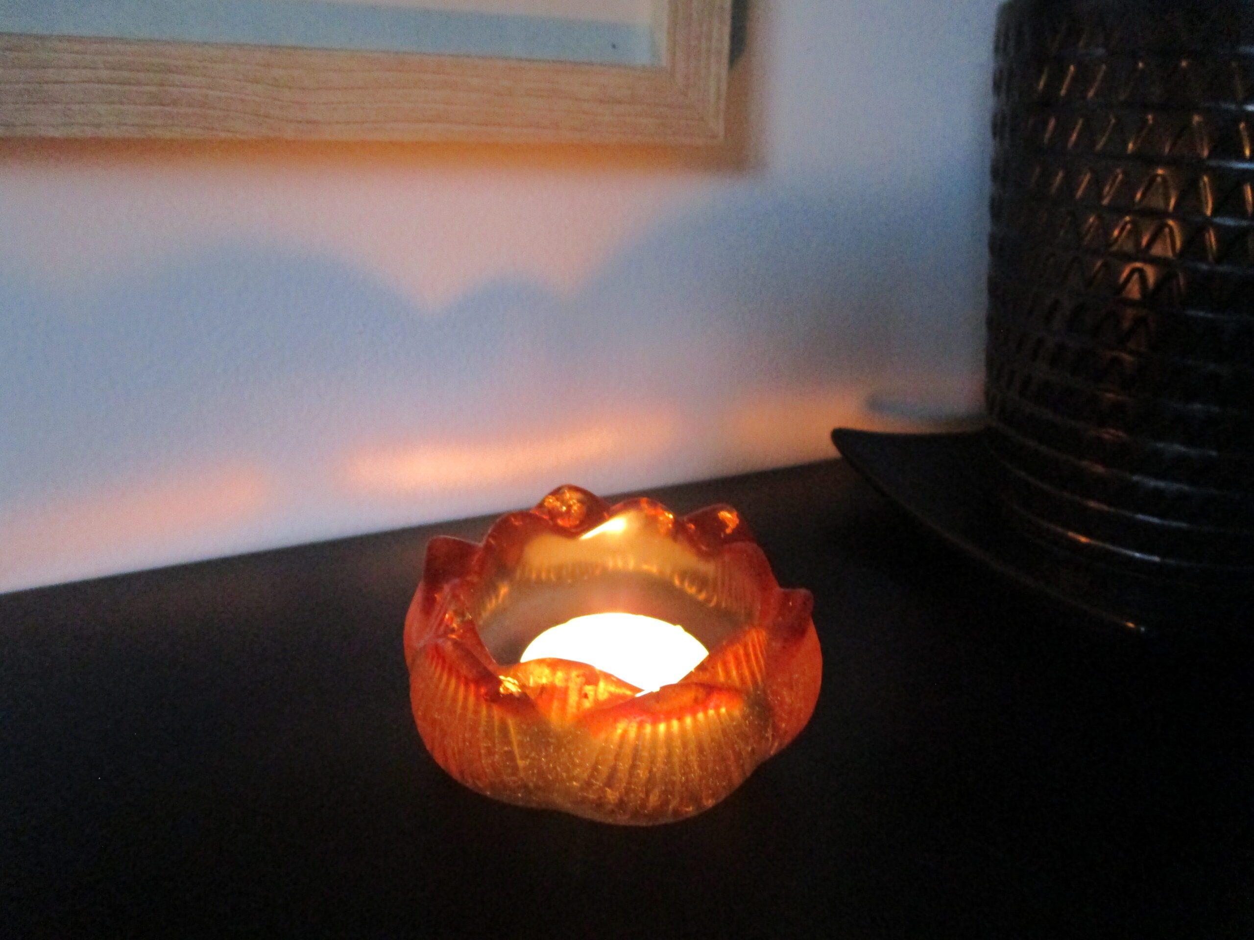 "Illuminez vos soirées avec ce bougeoir d'exception, à la forme originale et élégante. Réalisé à la main, il est composé de sciure de bois et de résine, et parsemé d'éclats de feuilles d'or. Sa forme évoque une fleur épanouie, avec des pétales arrondis et légèrement incurvés vers l'extérieur. Cette forme organique et douce apporte une touche de poésie et de romantisme à votre intérieur.