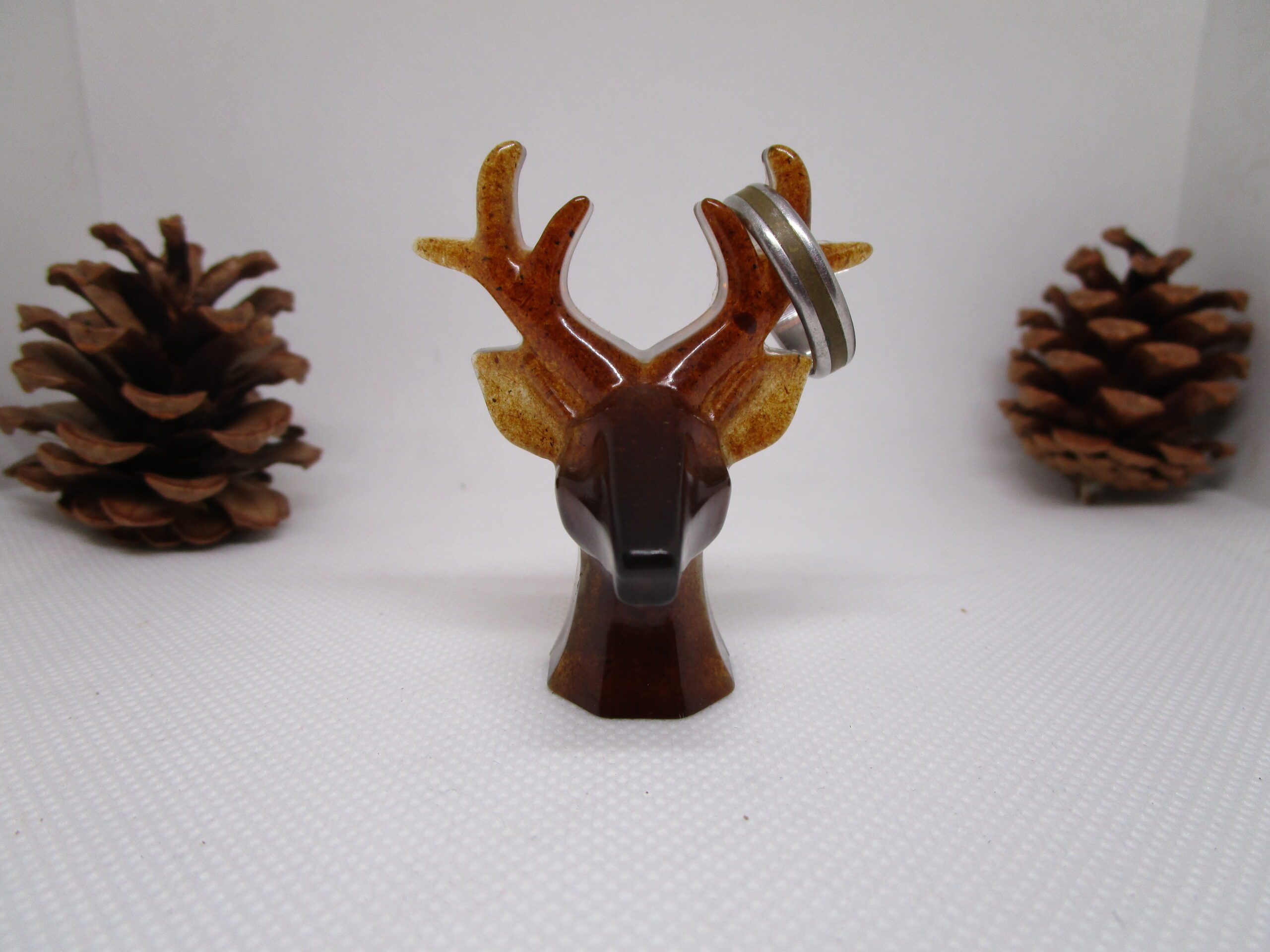 Cerf des Bois Lumineux : Une Ode à la Forêt, Sculptée en Transparence Introduction : La Lumière de la Nature dans Votre Intérieur D'abord, découvrez "Cerf des Bois Lumineux", une sculpture qui illumine votre espace. Ensuite, l'artiste crée cette pièce unique, capturant l'essence de la forêt. De plus, il utilise la transparence pour révéler la beauté du bois. Par ailleurs, il façonne chaque détail avec précision. Ainsi, il livre une œuvre qui marie lumière et nature. Résine et Bois : Une Fusion Lumineuse L'artiste choisit la résine transparente pour sa clarté. Elle révèle la texture de la sciure de bois. La lumière traverse l'œuvre, illuminant le bois. La résine fige la beauté naturelle du bois. Design : Un Cerf Lumineux et Épuré L'artiste crée une silhouette épurée, inspirée par la nature. Elle capture l'élégance du cerf. Les lignes douces invitent à la contemplation. La forme est à la fois simple et lumineuse. Artisanat : Une Création Authentique L'artiste façonne à la main, respectant la nature. Il garantit l'unicité de chaque pièce. Il livre une œuvre lumineuse et passionnée. Décoration : Un Écho Lumineux de la Forêt L'artiste imagine une sculpture lumineuse pour votre intérieur. Elle devient un point central, rappelant la forêt. Elle invite à la connexion avec la nature et la lumière. Conclusion : Un Cadeau Lumineux et Naturel L'artiste présente une œuvre unique, un cadeau idéal. Elle traverse le temps, gardant sa lumière. Vous témoignez de votre amour pour la nature et la lumière. Vous offrez un morceau de forêt lumineuse.