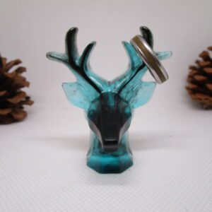 Cerf des Profondeurs : Un Rêve Marin en Résine" L'Océan Capturé en un Objet "Cerf des Profondeurs" : un porte-bague unique, où le bleu et le vert se mêlent. Des nuances de noir ajoutent une profondeur mystérieuse. Artisanat Marin et Poétique Façonné à la main, ce cerf en résine évoque la beauté des fonds marins. Un objet décoratif et fonctionnel. Caractéristiques Techniques Matériaux : Résine, pigments bleu, vert et noir. Technique : Coulage et inclusion à la main. Dimensions : [Indique les dimensions]. Un Cadeau Unique Offrez un fragment d'océan, un rêve figé en résine. "Cerf des Profondeurs" : un cadeau mémorable.