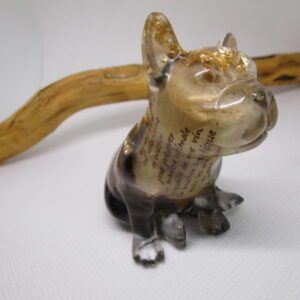Figurine artisanale "Bouledogue Tavernier" : un bouledogue français en résine transparente avec des feuilles d'or, des pierres et un bouchon de vin intégré. La figurine est une pièce unique, faite à la main. Elle combine différents matériaux : résine, feuilles d'or, pierres et un bouchon de vin.