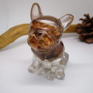 Figurine artisanale "Bouledogue du Caveau" : un bouledogue français en résine transparente avec des feuilles d'or, des morceaux de bouchons de liège et des pierres naturelles.