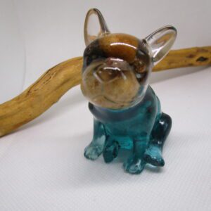 Bouledogue Méditerranéen : Un Rayon de Soleil Artisanal Apportez une touche de chaleur méditerranéenne à votre intérieur avec notre sculpture "Bouledogue Méditerranéen". Cette pièce unique, façonnée à la main, est une véritable célébration de la beauté des paysages côtiers. Elle associe la clarté de la résine bleu turquoise aux nuances profondes du noir et à la beauté brute des pierres naturelles. Un Design Inspiré des Paysages Méditerranéens Chaque pierre est un fragment de la côte, un souvenir de plages ensoleillées et de criques cachées. La résine bleu turquoise évoque la clarté des eaux cristallines, tandis que le noir ajoute une dimension de profondeur et de mystère. La silhouette du bouledogue, avec son expression amicale et sa posture robuste, apporte une touche de charme et de caractère. Une Lumière Douce et Chaleureuse, Créant une Ambiance Conviviale La lumière naturelle révèle les nuances de la résine, les textures des pierres et les détails de la sculpture, créant un spectacle visuel captivant. Elle invite à la détente et à la convivialité, transformant votre espace en un havre de paix méditerranéen. Cette sculpture est idéale pour créer une ambiance chaleureuse et accueillante. Un Objet Décoratif Unique et Authentique, Reflet de l'Artisanat Local "Bouledogue Méditerranéen" est bien plus qu'une simple sculpture. C'est une œuvre d'art qui témoigne d'un savoir-faire artisanal et d'un amour pour les paysages méditerranéens. Son design unique et ses matériaux naturels en font un objet décoratif qui ne manquera pas de susciter l'admiration. Caractéristiques Matériaux : Résine bleu turquoise, résine noire, pierres naturelles Fabrication : Artisanale, chaque pièce est unique Design : Inspiré des paysages méditerranéens, s'adapte à tous les styles d'intérieur Lumière : Douce et chaleureuse, crée une ambiance conviviale Conseils d'Entretien Pour préserver la beauté de votre sculpture, nous vous recommandons de la nettoyer délicatement avec un chiffon doux. Évitez l'exposition prolongée au soleil et aux sources de chaleur intense. Apportez un rayon de soleil méditerranéen à votre intérieur avec "Bouledogue Méditerranéen". Cette sculpture est une invitation à la détente et à la convivialité, un véritable hommage à la beauté des paysages côtiers.