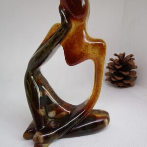 Le Penseur Rustique en résine avec tige de sapinette, pierres naturelles et sciure de bois. Style rustique, couleurs naturelles.