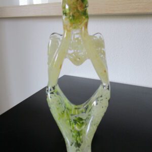 Le Penseur Botanique : L'Art et la Nature en Harmonie Introduction : Une Pensée Naturelle D'abord, cette sculpture unique unit art et nature. Elle capture la réflexion avec des éléments naturels. Ensuite, l'artiste crée "Le Penseur Botanique". Il insuffle la nature dans chaque détail. Ainsi, il livre une œuvre artisanale unique. La Résine : Un Écrin Naturel L'artiste choisit la résine pour sa clarté. Elle met en valeur les inclusions naturelles. La résine illumine les éléments organiques. Elle fige la beauté de la nature. Les Inclusions : Un Hommage à la Nature L'artiste ajoute du riz, des feuilles et du bois. Chaque élément raconte une histoire. Ils créent un lien avec la nature. Le Design : Une Forme Naturelle L'artiste crée une forme épurée, inspirée par la nature. Elle invite à la méditation et à la simplicité. L'harmonie est parfaite entre la forme et les inclusions. L'Artisanat : Un Art Écologique L'artiste façonne à la main, respectant la nature. Il garantit l'unicité de chaque pièce. Il livre une œuvre écologique et passionnée. La Décoration : Un Écho Naturel L'artiste imagine une sculpture naturelle pour votre intérieur. Elle devient un point central, rappelant la nature. Elle invite à la contemplation et à la connexion. Conclusion : Un Investissement Naturel L'artiste présente une œuvre unique, un investissement écologique. Elle traverse le temps, gardant sa beauté. Vous témoignez de votre engagement envers la nature. Vous possédez un lien avec le monde végétal.