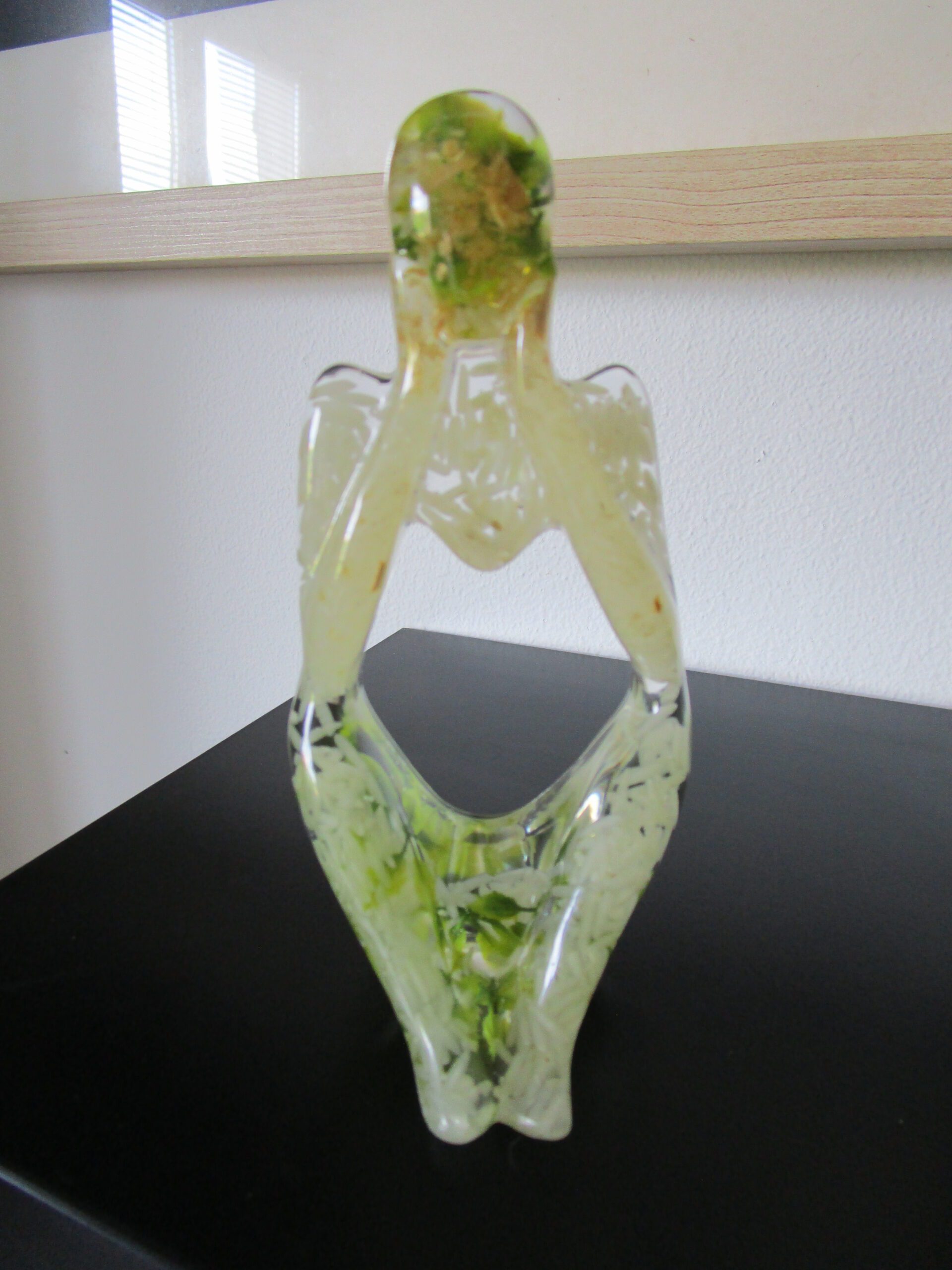 Le Penseur Botanique : L'Art et la Nature en Harmonie Introduction : Une Pensée Naturelle D'abord, cette sculpture unique unit art et nature. Elle capture la réflexion avec des éléments naturels. Ensuite, l'artiste crée "Le Penseur Botanique". Il insuffle la nature dans chaque détail. Ainsi, il livre une œuvre artisanale unique. La Résine : Un Écrin Naturel L'artiste choisit la résine pour sa clarté. Elle met en valeur les inclusions naturelles. La résine illumine les éléments organiques. Elle fige la beauté de la nature. Les Inclusions : Un Hommage à la Nature L'artiste ajoute du riz, des feuilles et du bois. Chaque élément raconte une histoire. Ils créent un lien avec la nature. Le Design : Une Forme Naturelle L'artiste crée une forme épurée, inspirée par la nature. Elle invite à la méditation et à la simplicité. L'harmonie est parfaite entre la forme et les inclusions. L'Artisanat : Un Art Écologique L'artiste façonne à la main, respectant la nature. Il garantit l'unicité de chaque pièce. Il livre une œuvre écologique et passionnée. La Décoration : Un Écho Naturel L'artiste imagine une sculpture naturelle pour votre intérieur. Elle devient un point central, rappelant la nature. Elle invite à la contemplation et à la connexion. Conclusion : Un Investissement Naturel L'artiste présente une œuvre unique, un investissement écologique. Elle traverse le temps, gardant sa beauté. Vous témoignez de votre engagement envers la nature. Vous possédez un lien avec le monde végétal.