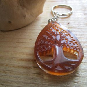 La Sève de Vie "Portez sur vous un symbole de connexion avec la nature grâce à ce porte-clés arbre de vie. La forme de goutte, symbole de renaissance et de transformation, ajoute une dimension spirituelle à cette création. Un accessoire idéal pour ceux qui recherchent un bijou porteur de sens."