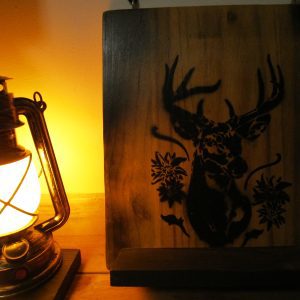 Apportez une touche de nature et d'authenticité à votre intérieur avec cette magnifique décoration murale, entièrement réalisée à la main. Cette pièce unique met en scène un cerf majestueux, symbole de force et d'élégance sur une planche de bois brut.