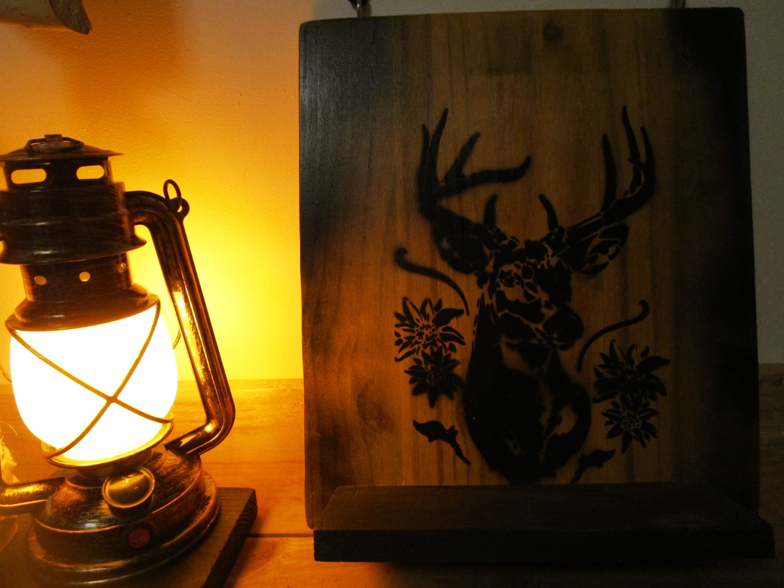 Apportez une touche de nature et d'authenticité à votre intérieur avec cette magnifique décoration murale, entièrement réalisée à la main. Cette pièce unique met en scène un cerf majestueux, symbole de force et d'élégance sur une planche de bois brut.