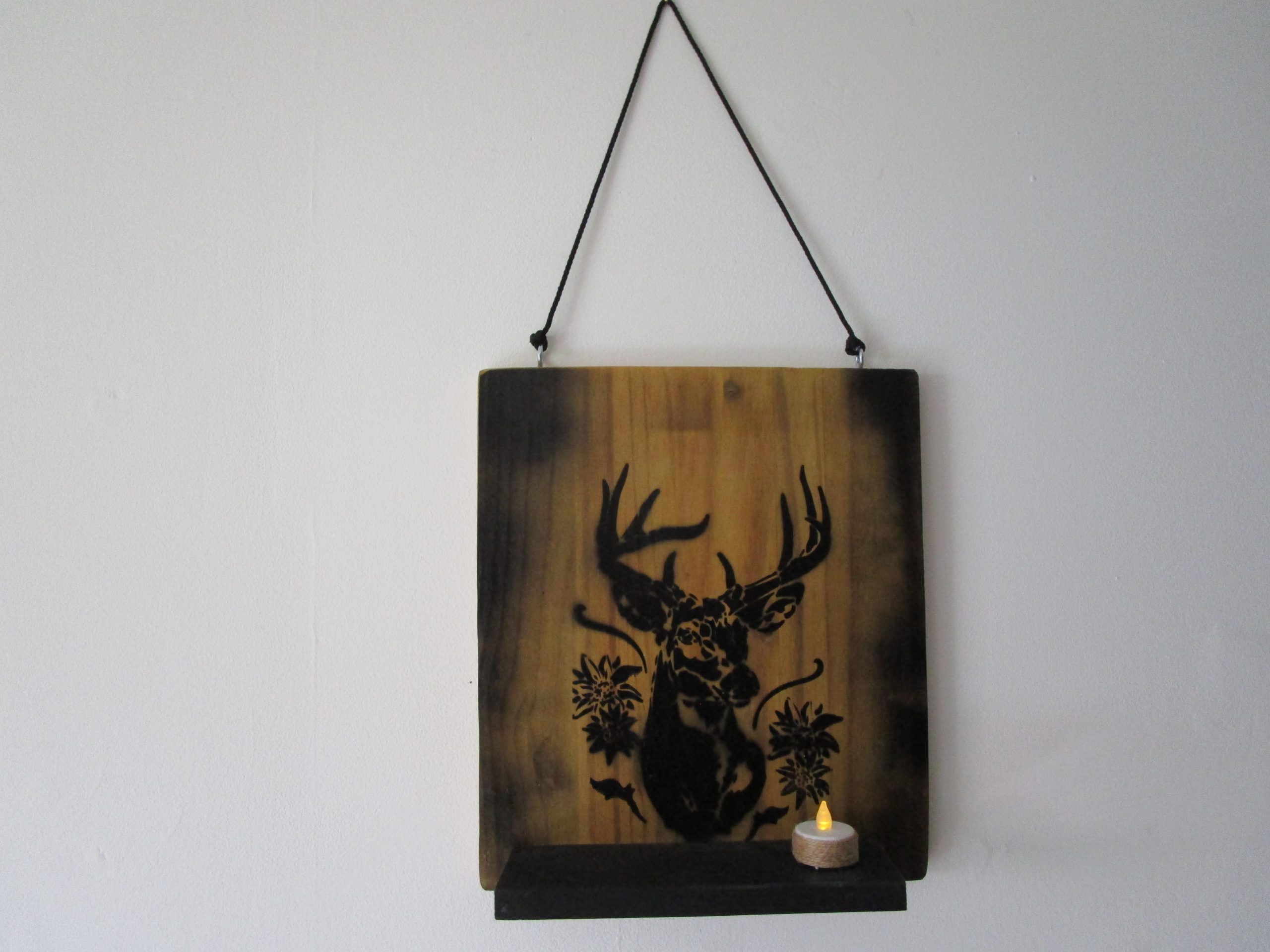Apportez une touche de nature et d'authenticité à votre intérieur avec cette magnifique décoration murale, entièrement réalisée à la main. Cette pièce unique met en scène un cerf majestueux, symbole de force et d'élégance sur une planche de bois brut.