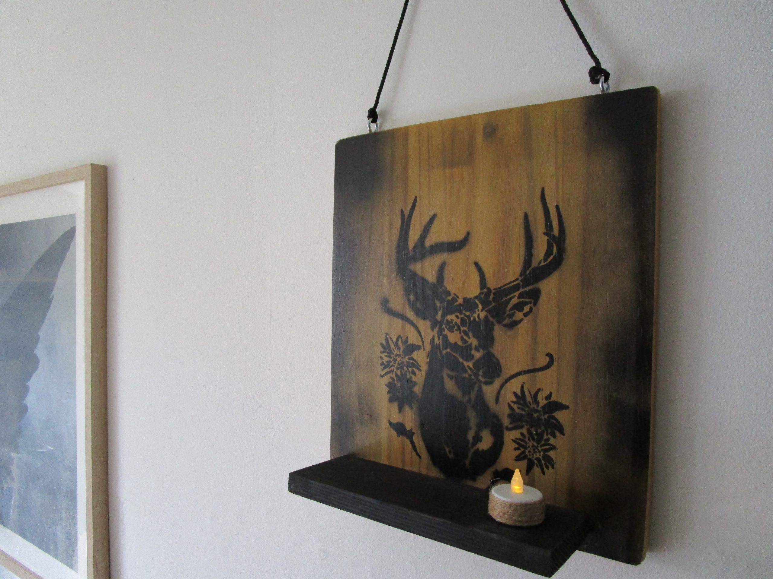 Apportez une touche de nature et d'authenticité à votre intérieur avec cette magnifique décoration murale, entièrement réalisée à la main. Cette pièce unique met en scène un cerf majestueux, symbole de force et d'élégance sur une planche de bois brut.