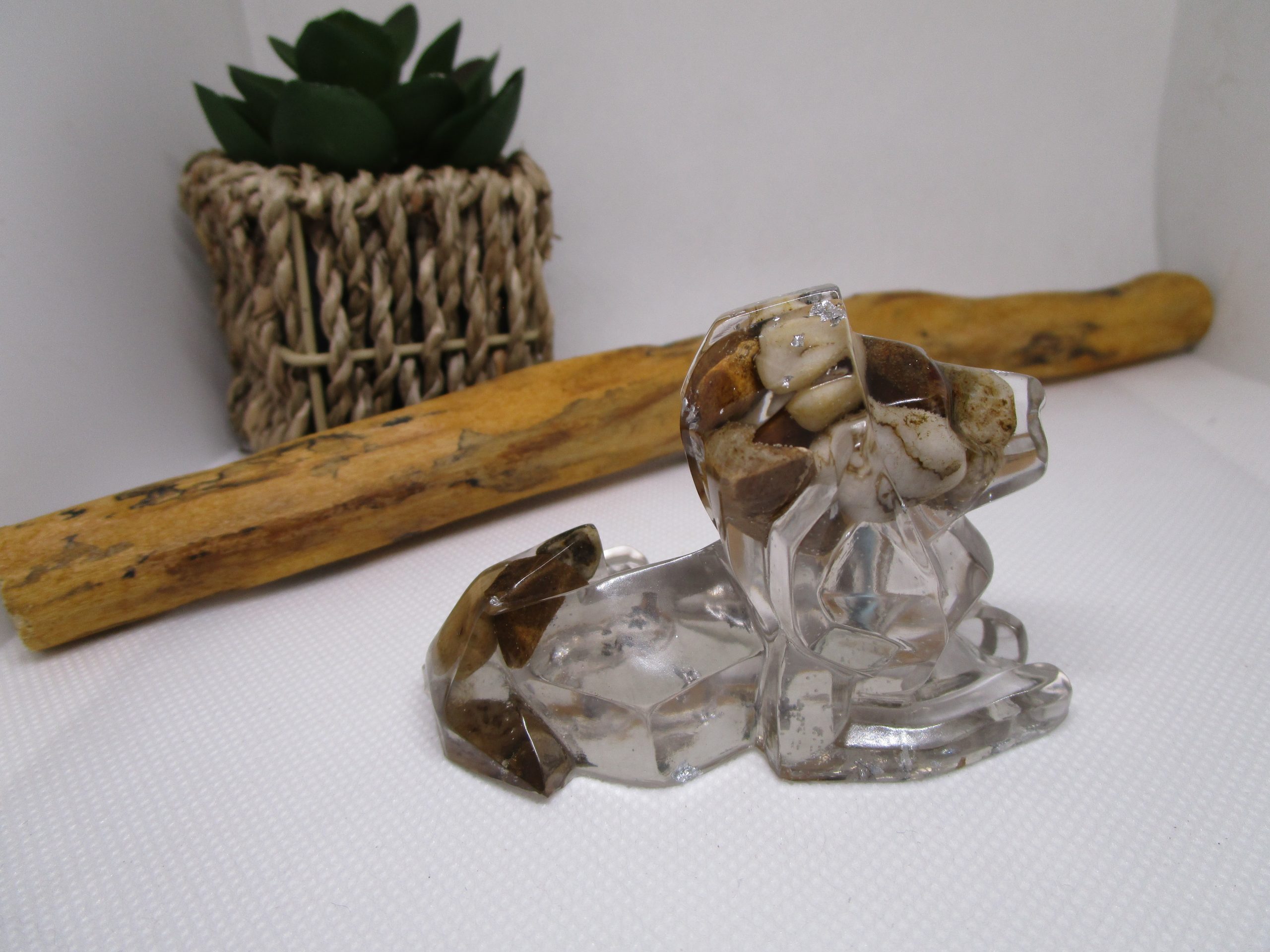 Ce lion a été sculpté à la main avec soin, et la résine transparente révèle un cœur de pierres naturelles, choisies pour leur beauté et leur énergie. Chaque pièce est unique, avec des inclusions de pierres différentes, ce qui en fait un objet de collection précieux