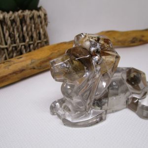 "Ce lion en résine, façonné à la main, est une véritable pièce d'art. Les pierres naturelles incrustées lui confèrent un caractère unique et précieux.