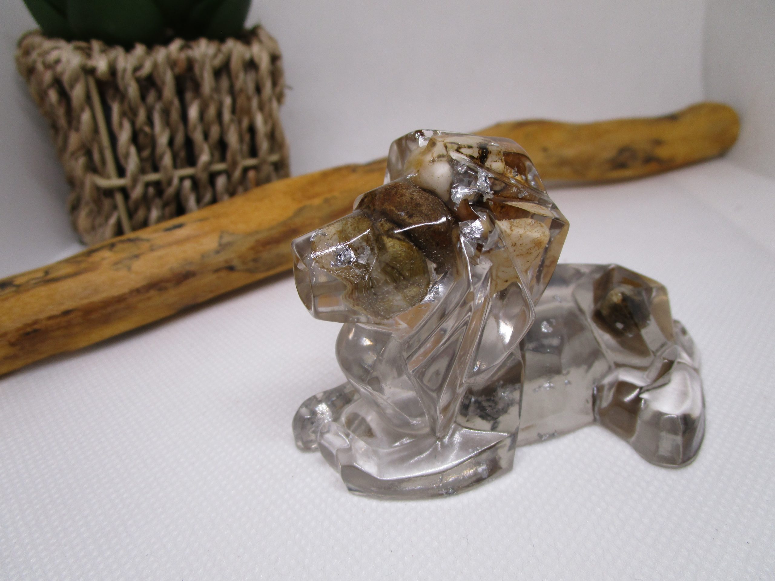 "Ce lion en résine, façonné à la main, est une véritable pièce d'art. Les pierres naturelles incrustées lui confèrent un caractère unique et précieux.