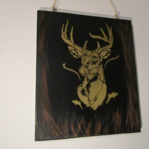 L'Esprit de la Forêt, Peinture sur bois recyclé : cerf doré stylisé sur fond noir avec effet bois brûlé. Création artisanale unique, décoration murale rustique et élégante." Pourquoi ce texte alternatif est-il efficace ? Description précise : Il décrit clairement ce que l'image représente. Mots-clés pertinents : Il inclut des termes recherchés comme "peinture sur bois recyclé", "cerf doré", "décoration murale". Contexte : Il mentionne le nom de l'œuvre et son style artistique ("rustique et élégante"). Accessibilité : Il permet aux personnes malvoyantes de comprendre le contenu de l'image. SEO : Il améliore le référencement de votre page en utilisant des mots-clés pertinents.