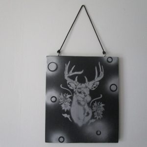 "Peinture sur bois recyclé 'Fleurs de Bois' : cerf gris stylisé avec motifs floraux et géométriques sur fond noir. Création artisanale unique, décoration murale rustique et élégante."