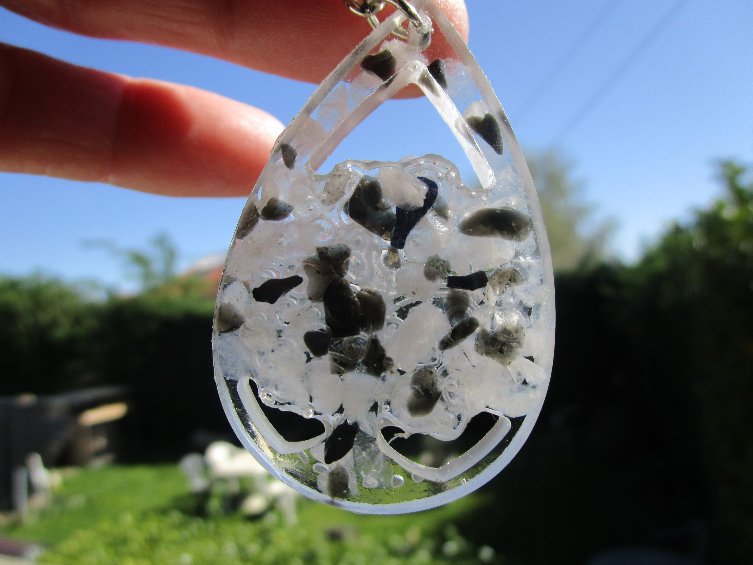 Passeur d'Énergie Porte-Clé Magique : Tes Petites Pierres de Chance Imagine un petit trésor à accrocher partout ! C'est un porte-clé en forme de goutte d'eau, tout transparent, et dedans, il y a plein de petites pierres de couleurs différentes : du noir et du blanc. On dirait des petits cailloux magiques qui brillent. Un Look Original et Cool Ce porte-clé est super pour décorer ton sac, tes clés, ta trousse... Il donne un style unique et amusant. Les petites pierres qui bougent à l'intérieur sont rigolotes à regarder. C'est un peu comme avoir un mini aquarium de pierres toujours avec toi ! Tes Petits Gardiens de Poche Ces petites pierres ne sont pas que jolies. Certaines personnes pensent qu'elles peuvent apporter de bonnes choses. Le noir et le blanc, c'est un peu comme le jour et la nuit, l'équilibre. Peut-être que ces petites pierres t'aideront à te sentir bien dans ta journée ! Une Super Idée Cadeau Si tu veux faire un petit cadeau sympa à un copain ou une copine, ce porte-clé est une bonne idée. Il est original, il est mignon, et il peut porter chance ! C'est un petit geste qui fait plaisir. Pourquoi tu vas adorer ce porte-clé : Il est léger et facile à accrocher partout. Les petites pierres à l'intérieur sont amusantes. Il donne un style unique à tes affaires. C'est une idée cadeau originale et abordable. Alors, prêt à emporter partout avec toi ton petit "Passeur d'Énergie" ?