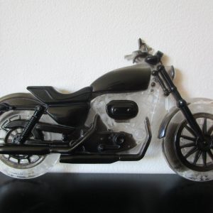 Porteur de Sagesse Moto de Cristal : Une Touche Magique pour ta Déco Regarde cette super moto ! Elle est faite avec des matières rigolotes : de la résine noire comme la nuit et de la résine transparente comme du verre. À l'intérieur, il y a des petites pierres brillantes, des cristaux de roche. C'est comme si des étoiles s'étaient cachées dans la moto ! Un Design Original Cette moto est vraiment spéciale. Elle a des formes cool et on voit bien les détails. La partie transparente laisse apparaître les jolis cristaux qui brillent de mille feux. C'est une petite œuvre d'art que tu peux poser où tu veux. Les Secrets du Cristal de Roche Le cristal de roche est une pierre naturelle que beaucoup de gens aiment bien. On dit qu'elle peut aider à se sentir plus calme et à avoir des idées claires. C'est comme une petite baguette magique qui apporte de bonnes ondes dans la maison. Pour Décorer et Rêver Tu peux mettre cette moto sur ton bureau, ta table de chevet ou une étagère. Elle va donner un style unique à ta chambre et te faire voyager dans tes rêves. C'est un bel objet à regarder et qui peut même t'inspirer. Une Idée Cadeau Géniale Si tu veux faire plaisir à un ami ou à quelqu'un de ta famille, cette moto est un cadeau super original. Elle est jolie, elle brille et elle a une signification positive. C'est un cadeau qui sort de l'ordinaire ! Pourquoi cette moto est top : Elle a été faite à la main avec beaucoup d'attention. Les matières utilisées sont de qualité : de la résine et de vrais cristaux. Elle est facile à placer dans n'importe quelle pièce. Laisse la magie opérer avec cette adorable moto en résine et cristal de roche !