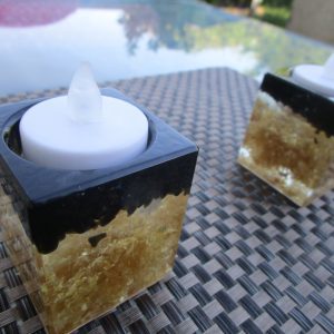 Bougeoirs d'Obsidienne: résine, obsidienne noire, copeaux de bois. Décoration naturelle et lumineuse, fait main en France.