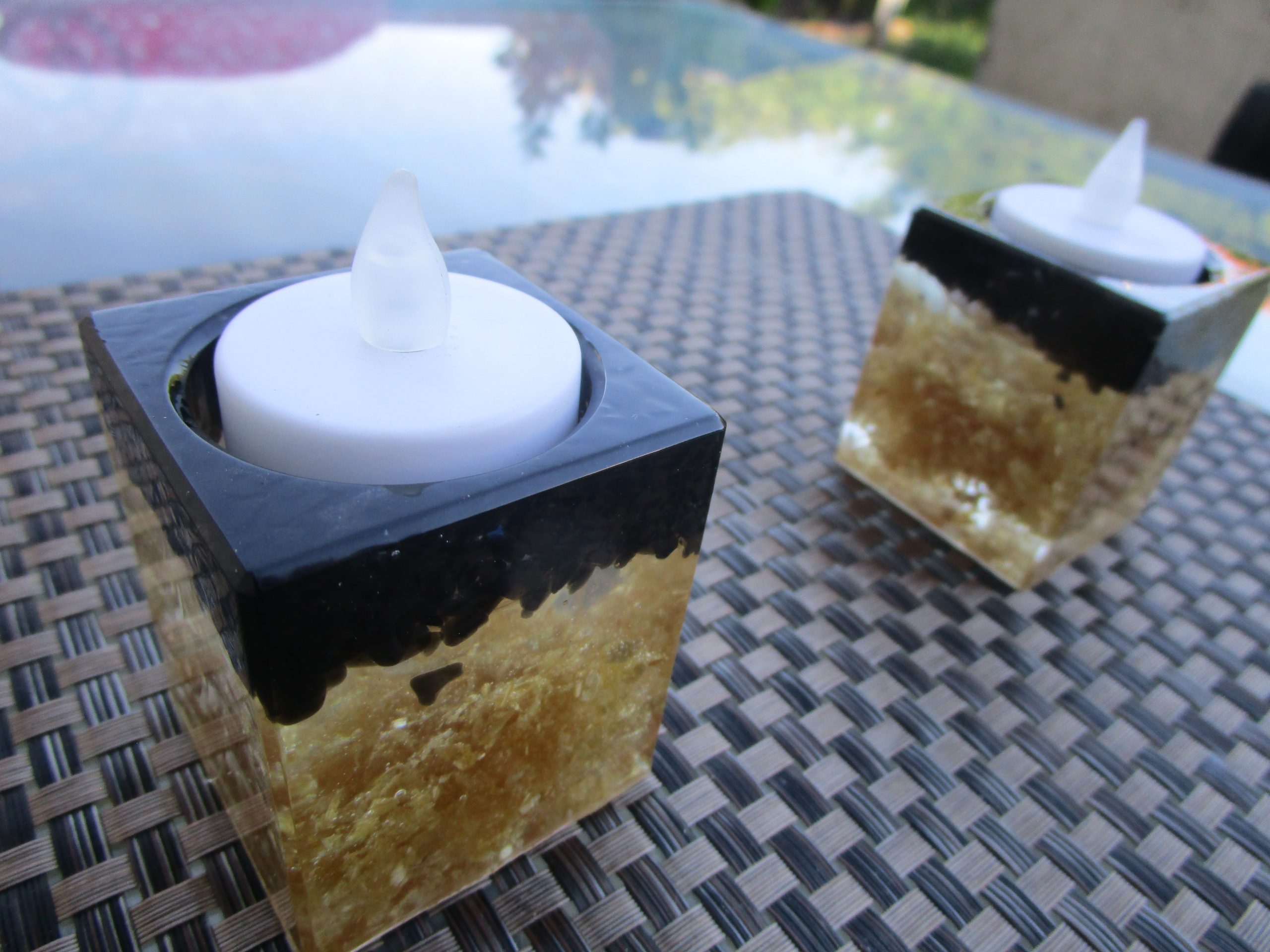 Bougeoirs d'Obsidienne: résine, obsidienne noire, copeaux de bois. Décoration naturelle et lumineuse, fait main en France.