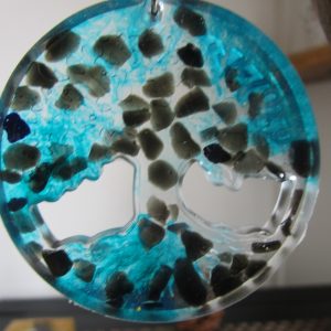 Porte-Clés Sombre Sève , un porte-clés rond et transparent avec un motif d'arbre fait de pierres naturelles l'obsidienne noir
