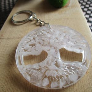 Porte-Clés Spirit. Un Porte-clés artisanal représentant un arbre de vie en relief, fait de cristaux blancs incrustés dans de la résine claire.