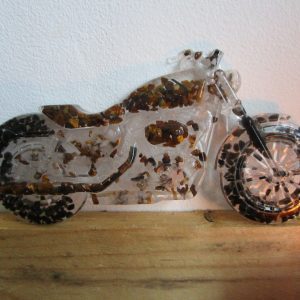 Trinité de Force et de Vision. Objet d'art en résine en forme de moto, mettant en valeur des pierres d'obsidienne, de cristal de roche et d'œil de tigre.