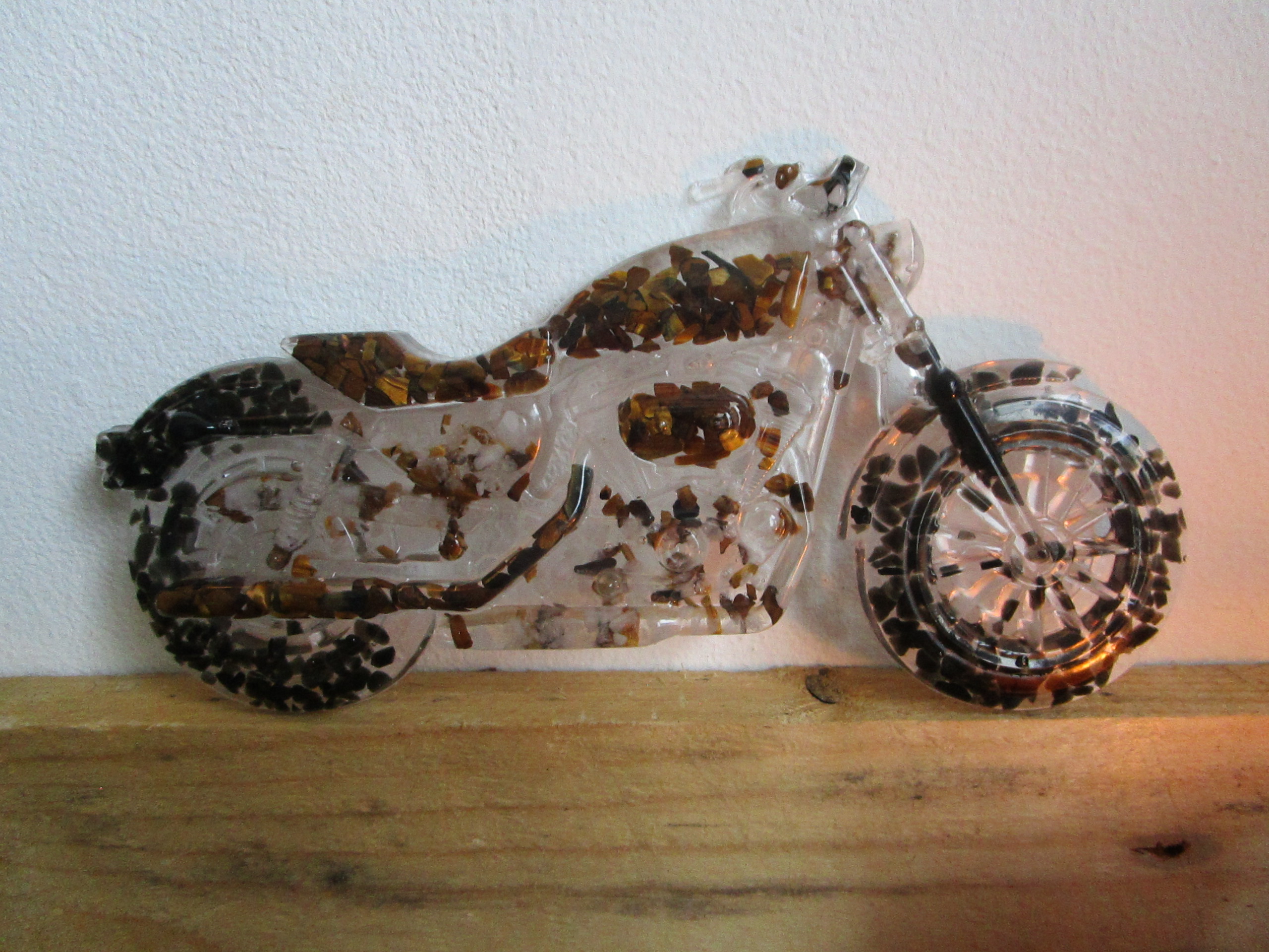 Trinité de Force et de Vision. Objet d'art en résine en forme de moto, mettant en valeur des pierres d'obsidienne, de cristal de roche et d'œil de tigre.
