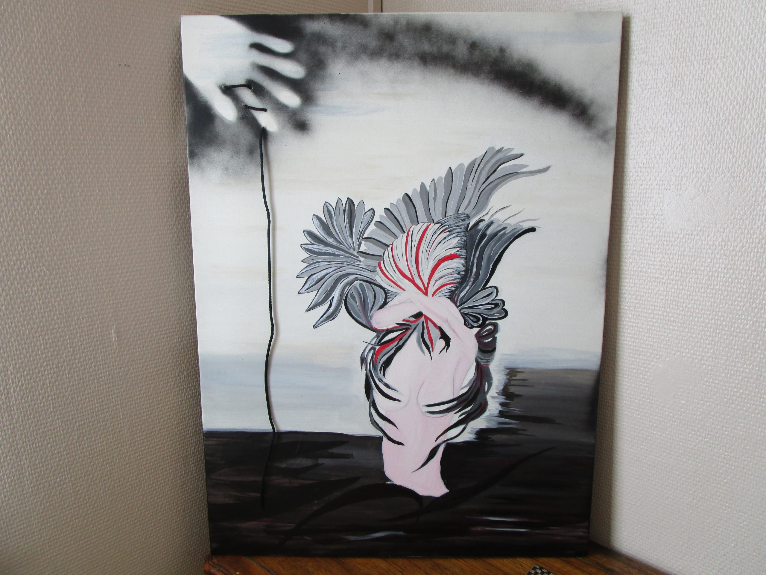 L'Étreinte des Tourments. Peinture sur toile de jute. La texture brute de la jute accueille les échos d'une étreinte sombre. Le noir et le rouge dansent, figés par l'empreinte singulière de l'artiste. Une œuvre tactile et intense.