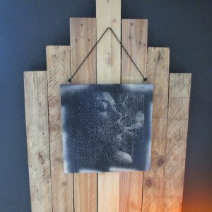 L'Oubli d'un Instant Peinture sur bois vécu, un visage s'absente. Paupières closes sur un songe de fumée. Chaque point vibre, l'aérosol caresse l'ombre. L'oubli d'un souffle, l'empreinte d'une âme offerte.