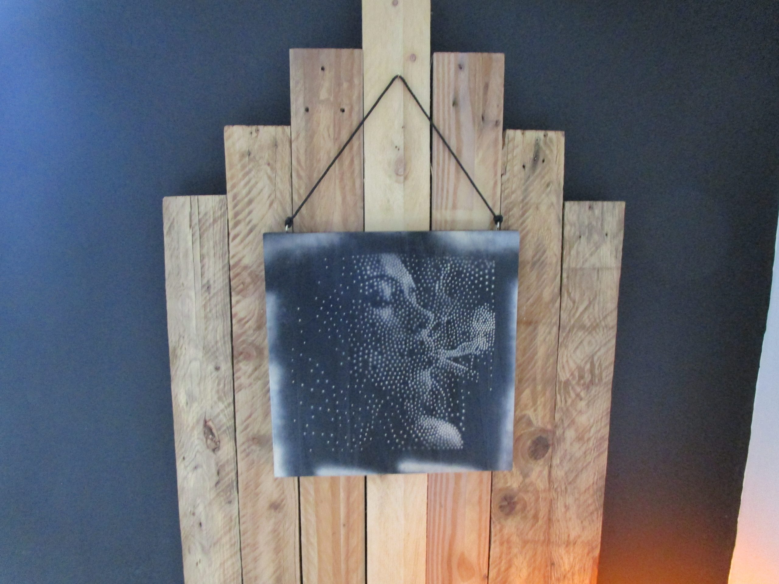 L'Oubli d'un Instant Peinture sur bois vécu, un visage s'absente. Paupières closes sur un songe de fumée. Chaque point vibre, l'aérosol caresse l'ombre. L'oubli d'un souffle, l'empreinte d'une âme offerte.